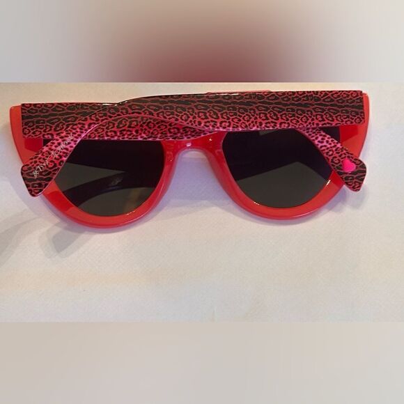 BETSEY JOHNSON Red Cat Eye Sunglasses
Bling-accented Rims Animal Print Arms
NWT - Picture 6 of 6